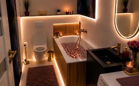 Romantyczny apartament z wanną i widokiem na jezioro Cień Wiatru
